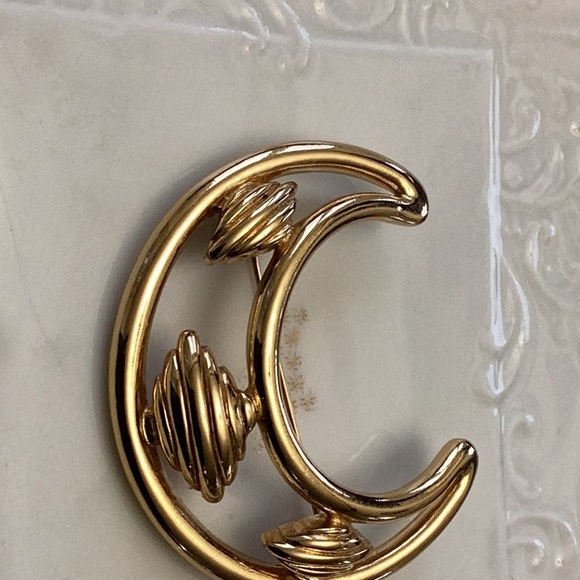 Monet brooch gold tone 2.5 inches length 2 inches at wides part of width - Picture 4 of 4